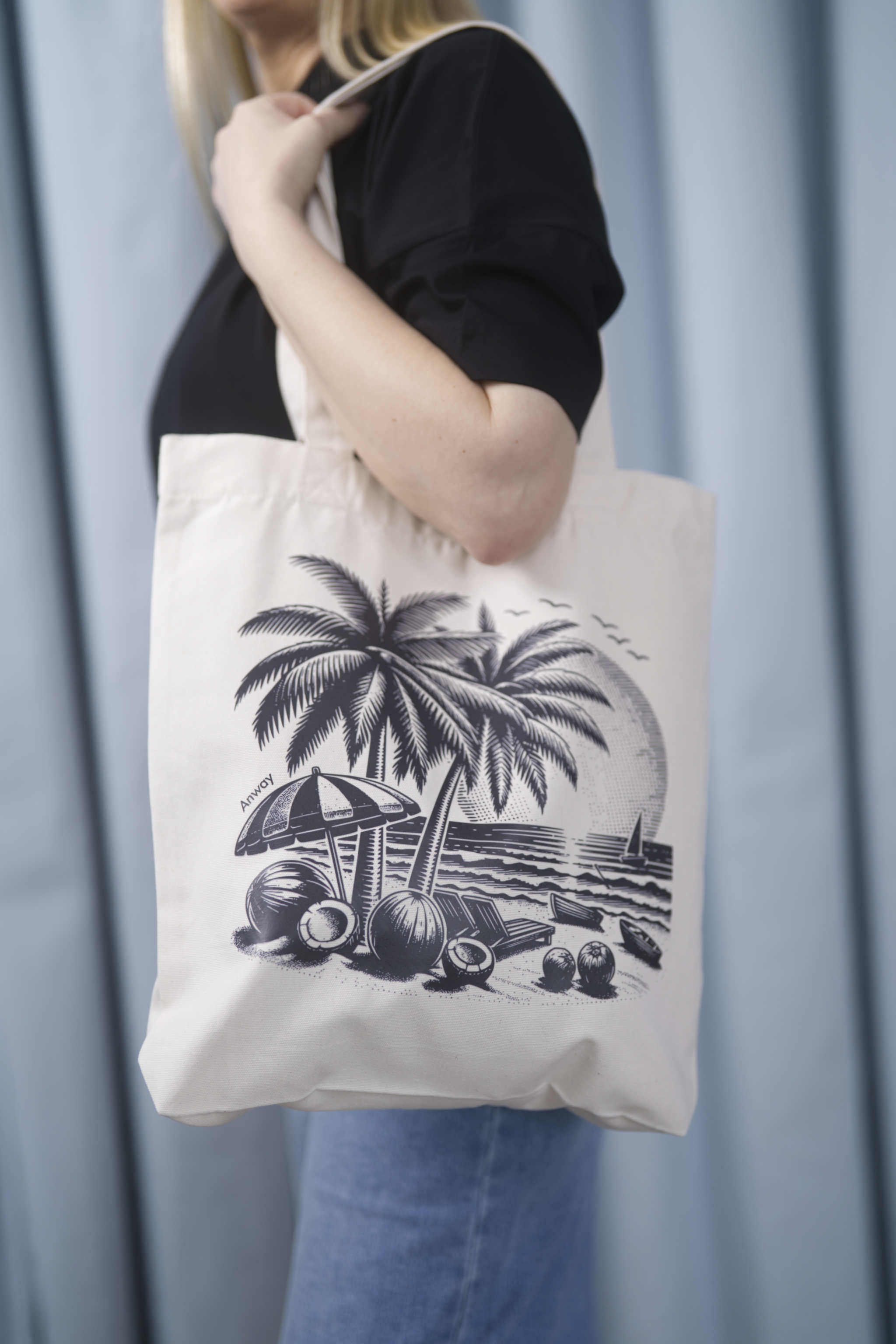 Naturfarbene Tote Bag mit schwarzem Sommermotiv: Palmen, Kokosnüsse, Sonnenschirm und Strand bei Sonnenuntergang – eine stilvolle Strandtasche mit tropischem Flair und Retro-Illustration.