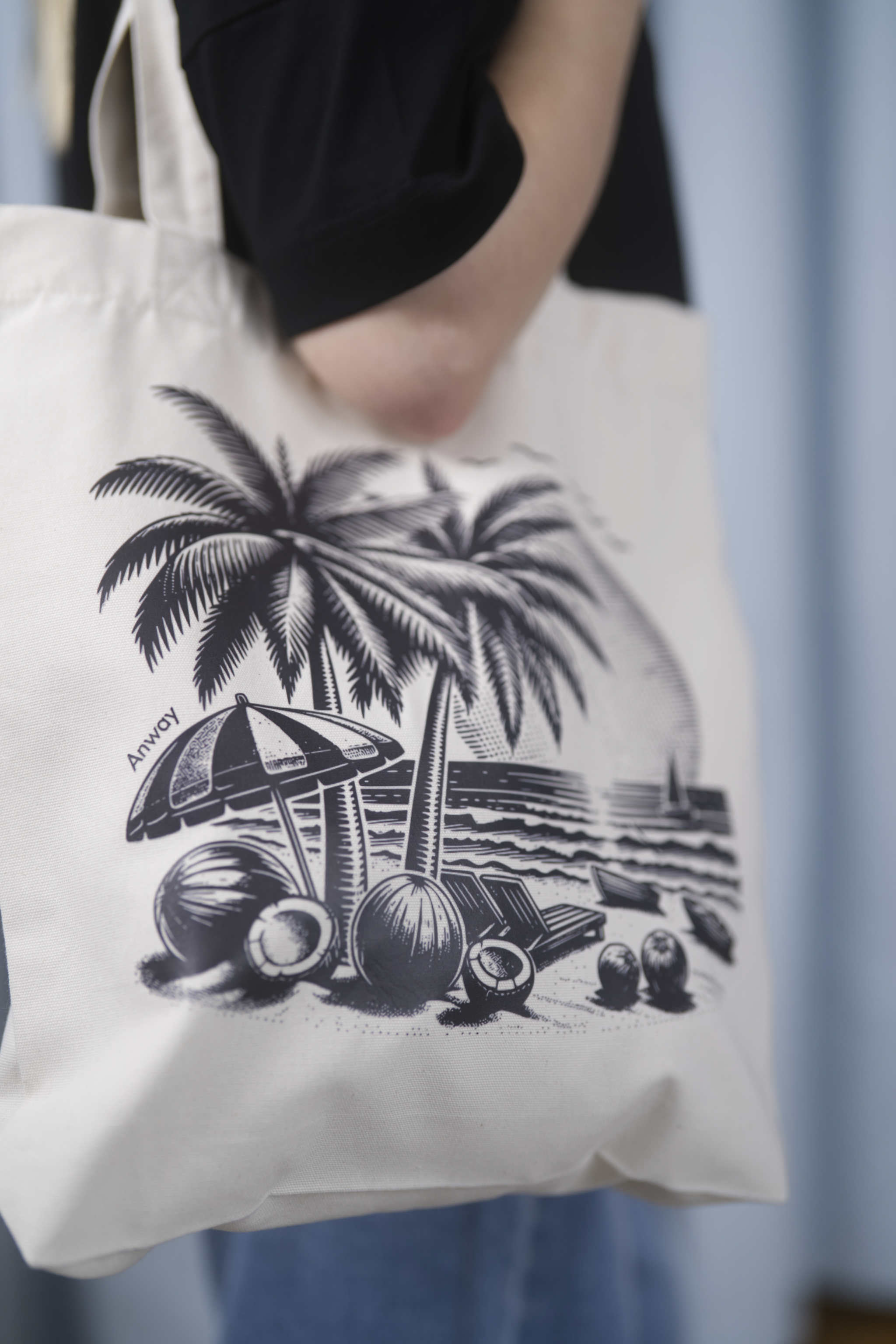 Naturfarbene Tote Bag mit schwarzem Sommermotiv: Palmen, Kokosnüsse, Sonnenschirm und Strand bei Sonnenuntergang – eine stilvolle Strandtasche mit tropischem Flair und Retro-Illustration.
