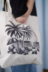 Naturfarbene Tote Bag mit schwarzem Sommermotiv: Palmen, Kokosnüsse, Sonnenschirm und Strand bei Sonnenuntergang – eine stilvolle Strandtasche mit tropischem Flair und Retro-Illustration.