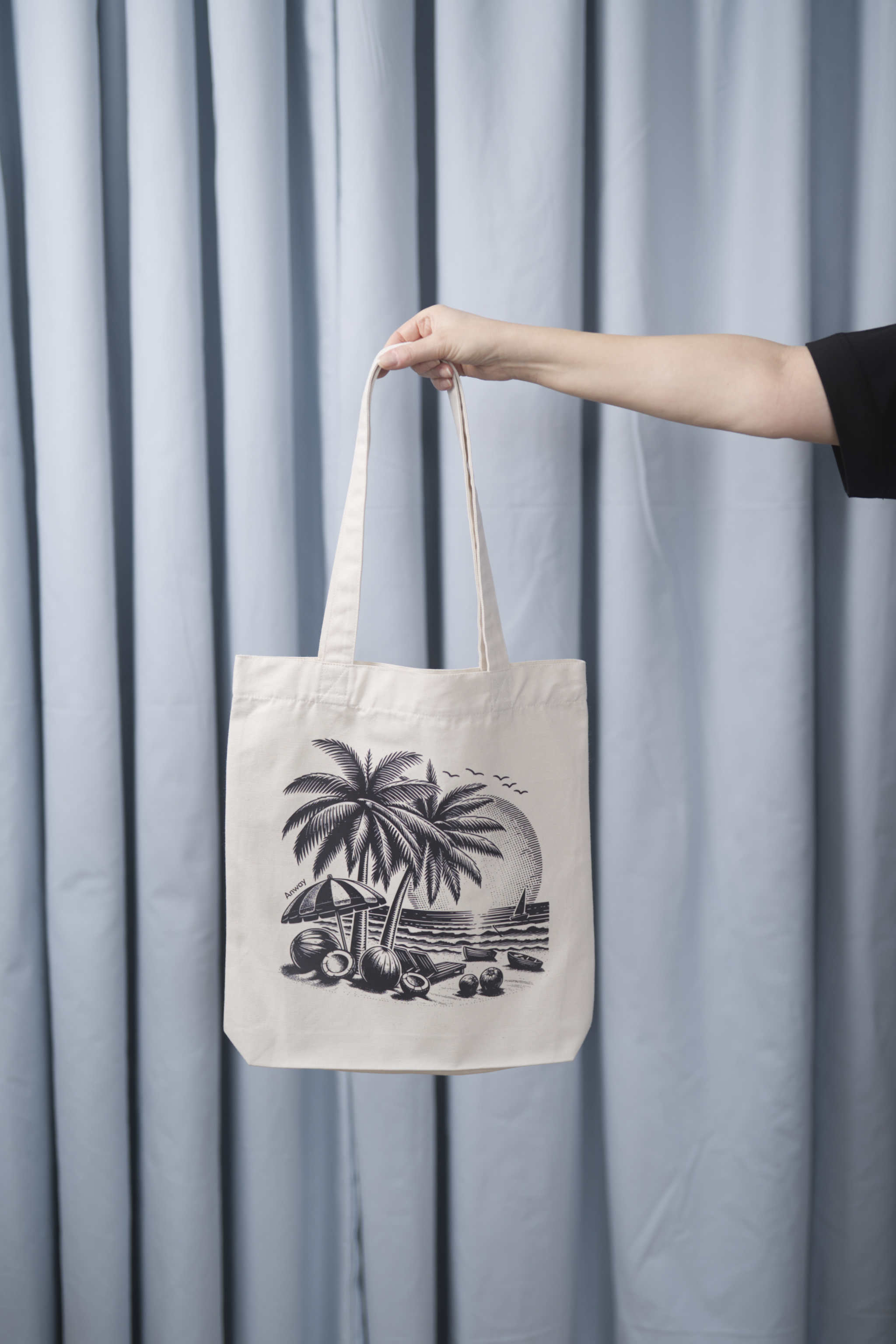 Naturfarbene Tote Bag mit schwarzem Sommermotiv: Palmen, Kokosnüsse, Sonnenschirm und Strand bei Sonnenuntergang – eine stilvolle Strandtasche mit tropischem Flair und Retro-Illustration.