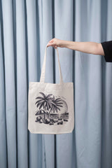 Naturfarbene Tote Bag mit schwarzem Sommermotiv: Palmen, Kokosnüsse, Sonnenschirm und Strand bei Sonnenuntergang – eine stilvolle Strandtasche mit tropischem Flair und Retro-Illustration.