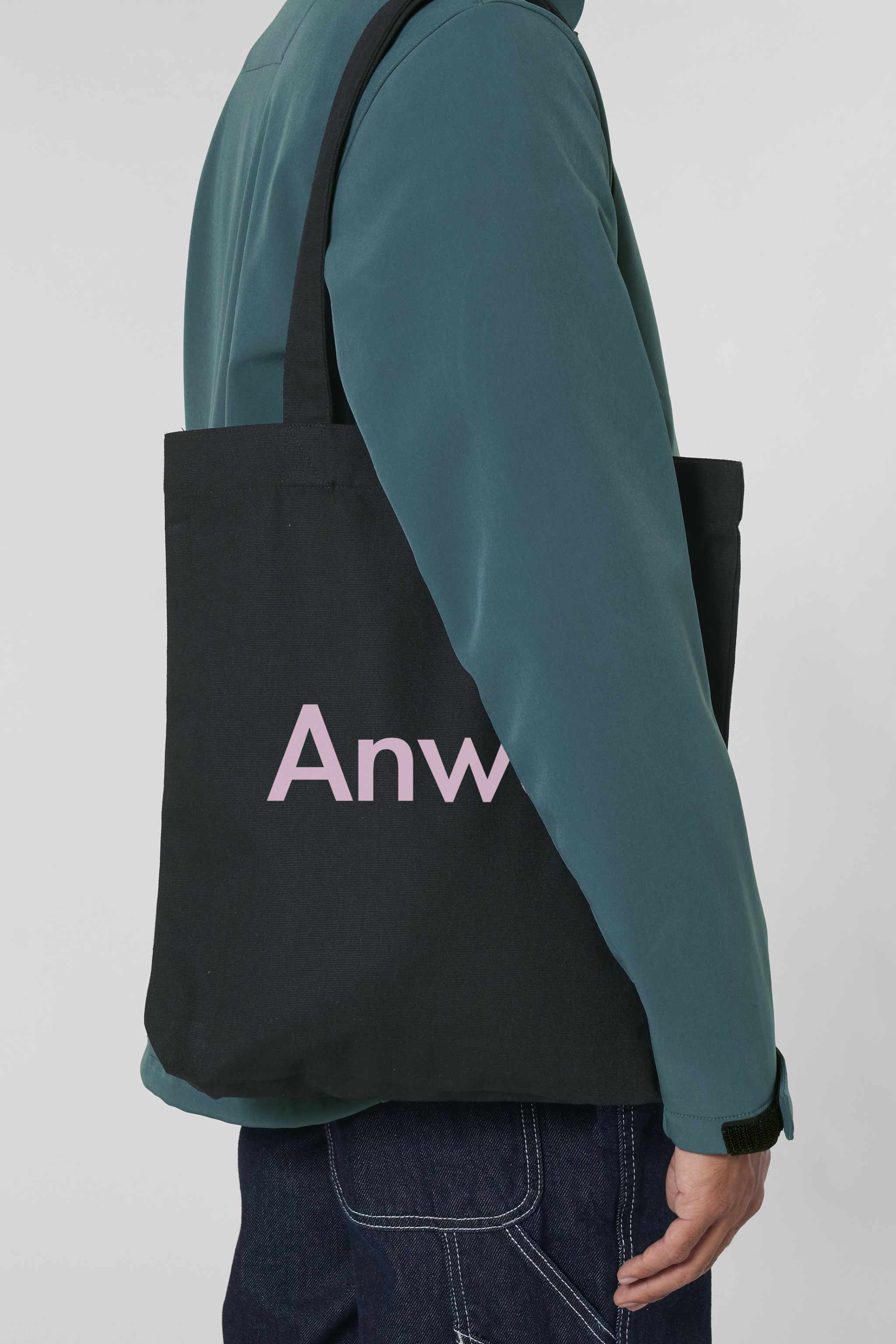 Nachhaltige Tote Bag mit ANWAY-Schriftzug – grosse Stofftasche aus 80% recycelter Baumwolle und 20% recyceltem Polyester, mit langen Henkeln und modernem Schnitt in Black oder Natural Raw.