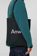 Nachhaltige Tote Bag mit ANWAY-Schriftzug – grosse Stofftasche aus 80% recycelter Baumwolle und 20% recyceltem Polyester, mit langen Henkeln und modernem Schnitt in Black oder Natural Raw.