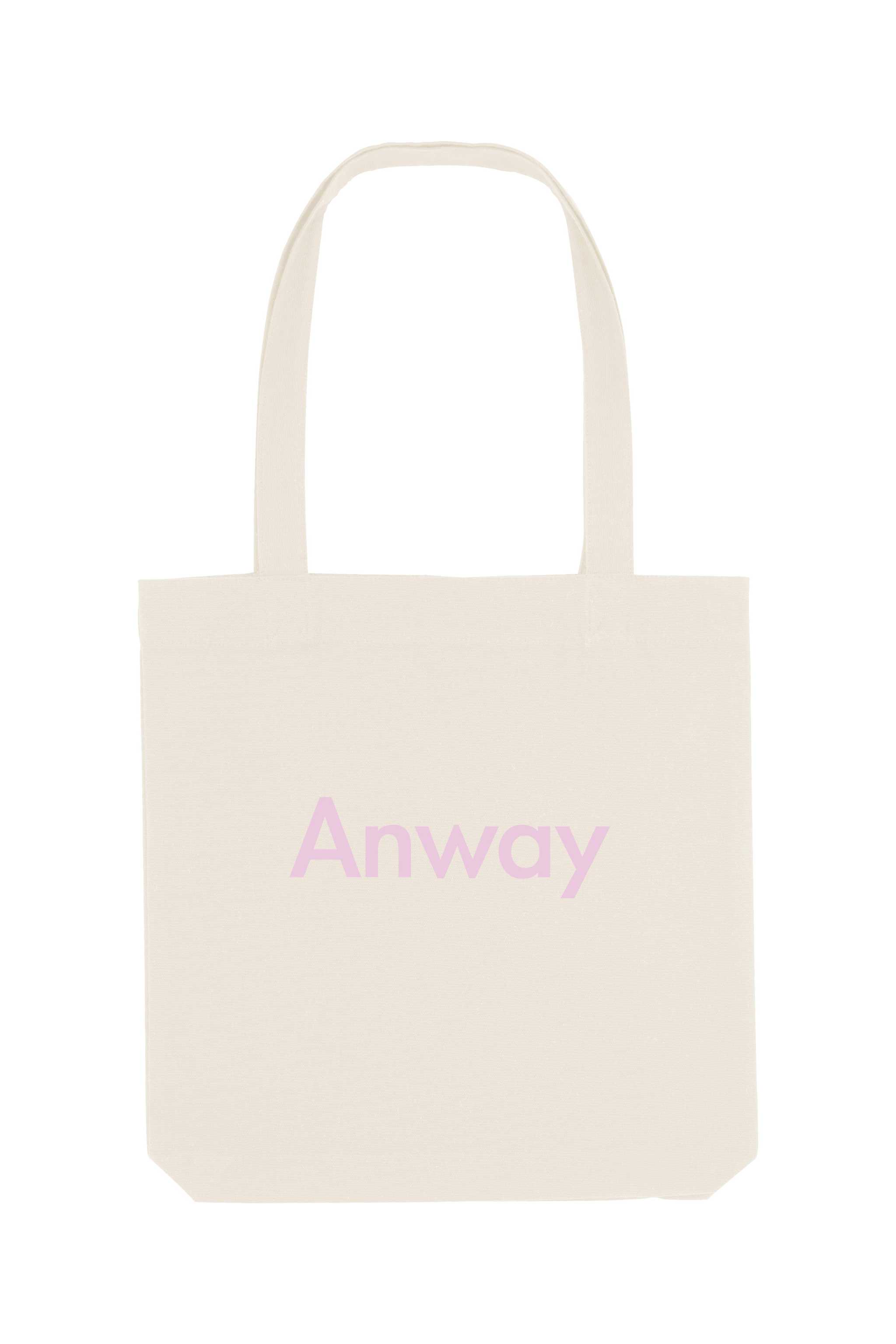 Nachhaltige Tote Bag mit ANWAY-Schriftzug – grosse Stofftasche aus 80% recycelter Baumwolle und 20% recyceltem Polyester, mit langen Henkeln und modernem Schnitt in Black oder Natural Raw.