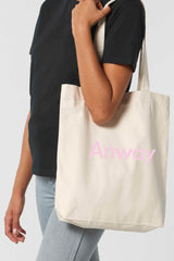 Nachhaltige Tote Bag mit ANWAY-Schriftzug – grosse Stofftasche aus 80% recycelter Baumwolle und 20% recyceltem Polyester, mit langen Henkeln und modernem Schnitt in Black oder Natural Raw.