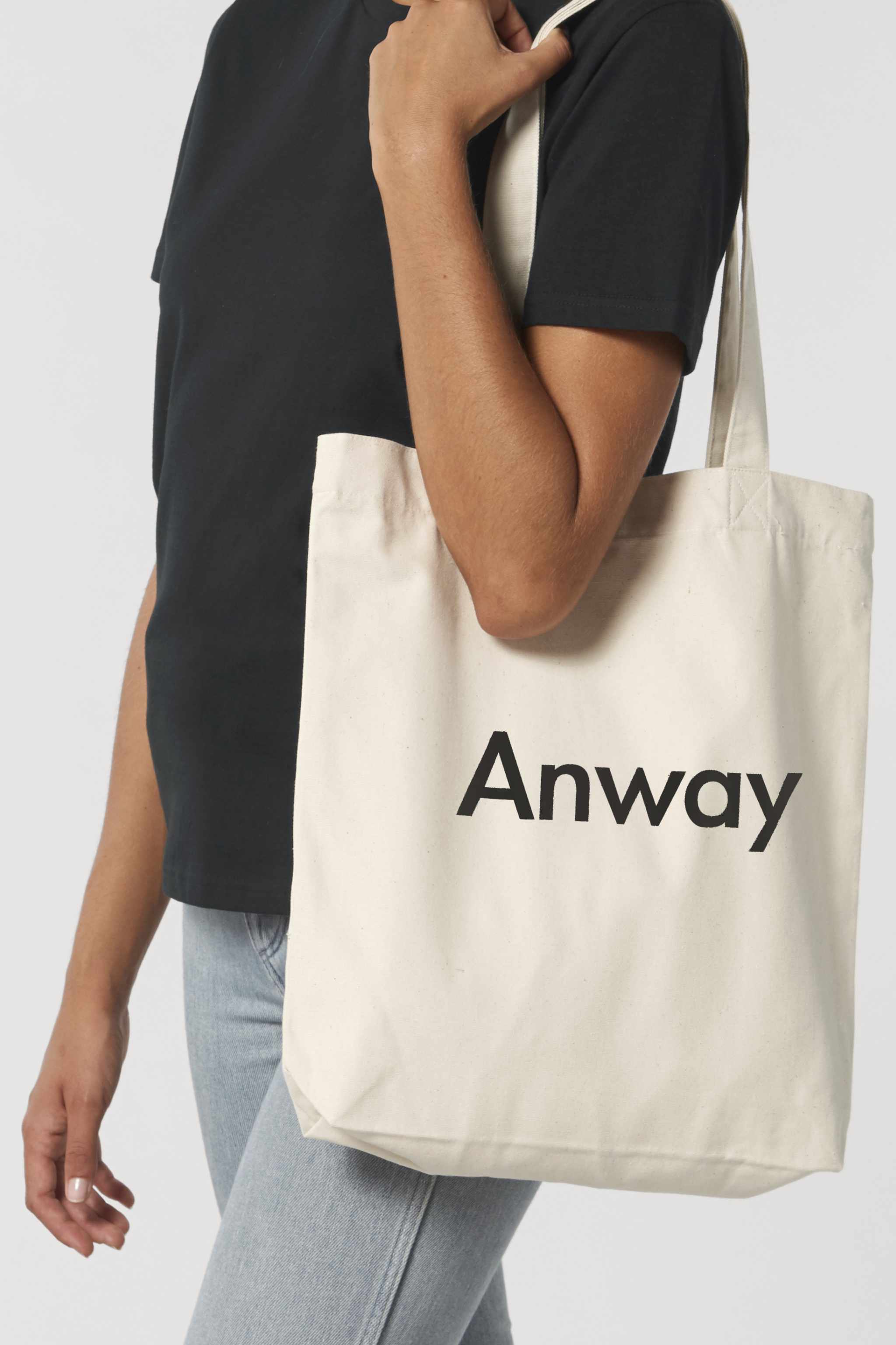 Nachhaltige Tote Bag mit ANWAY-Schriftzug – grosse Stofftasche aus 80% recycelter Baumwolle und 20% recyceltem Polyester, mit langen Henkeln und modernem Schnitt in Black oder Natural Raw.
