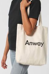 Nachhaltige Tote Bag mit ANWAY-Schriftzug – grosse Stofftasche aus 80% recycelter Baumwolle und 20% recyceltem Polyester, mit langen Henkeln und modernem Schnitt in Black oder Natural Raw.