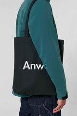Nachhaltige Tote Bag mit ANWAY-Schriftzug – grosse Stofftasche aus 80% recycelter Baumwolle und 20% recyceltem Polyester, mit langen Henkeln und modernem Schnitt in Black oder Natural Raw.
