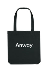 Nachhaltige Tote Bag mit ANWAY-Schriftzug – grosse Stofftasche aus 80% recycelter Baumwolle und 20% recyceltem Polyester, mit langen Henkeln und modernem Schnitt in Black oder Natural Raw.
