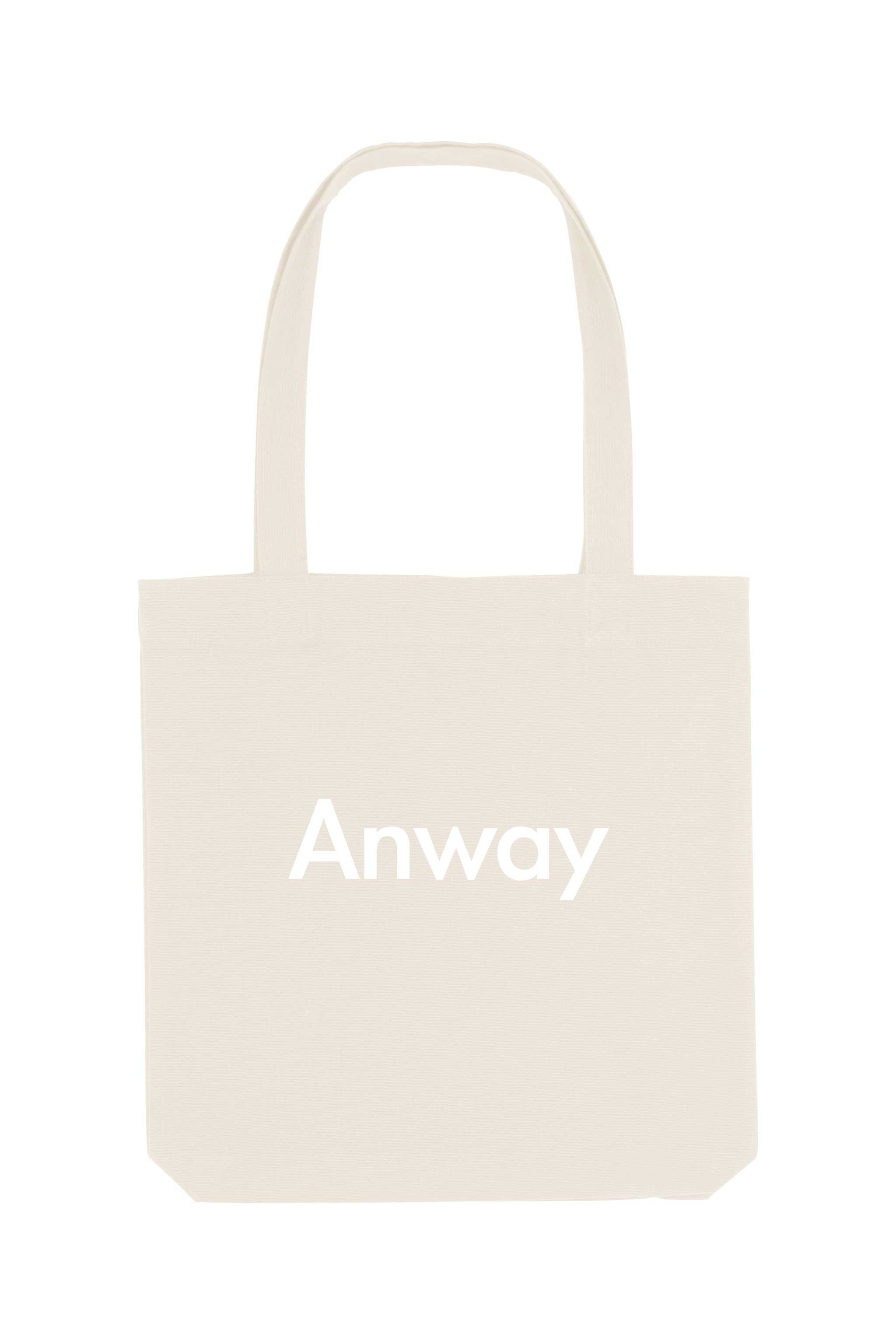 Nachhaltige Tote Bag mit ANWAY-Schriftzug – grosse Stofftasche aus 80% recycelter Baumwolle und 20% recyceltem Polyester, mit langen Henkeln und modernem Schnitt in Black oder Natural Raw.