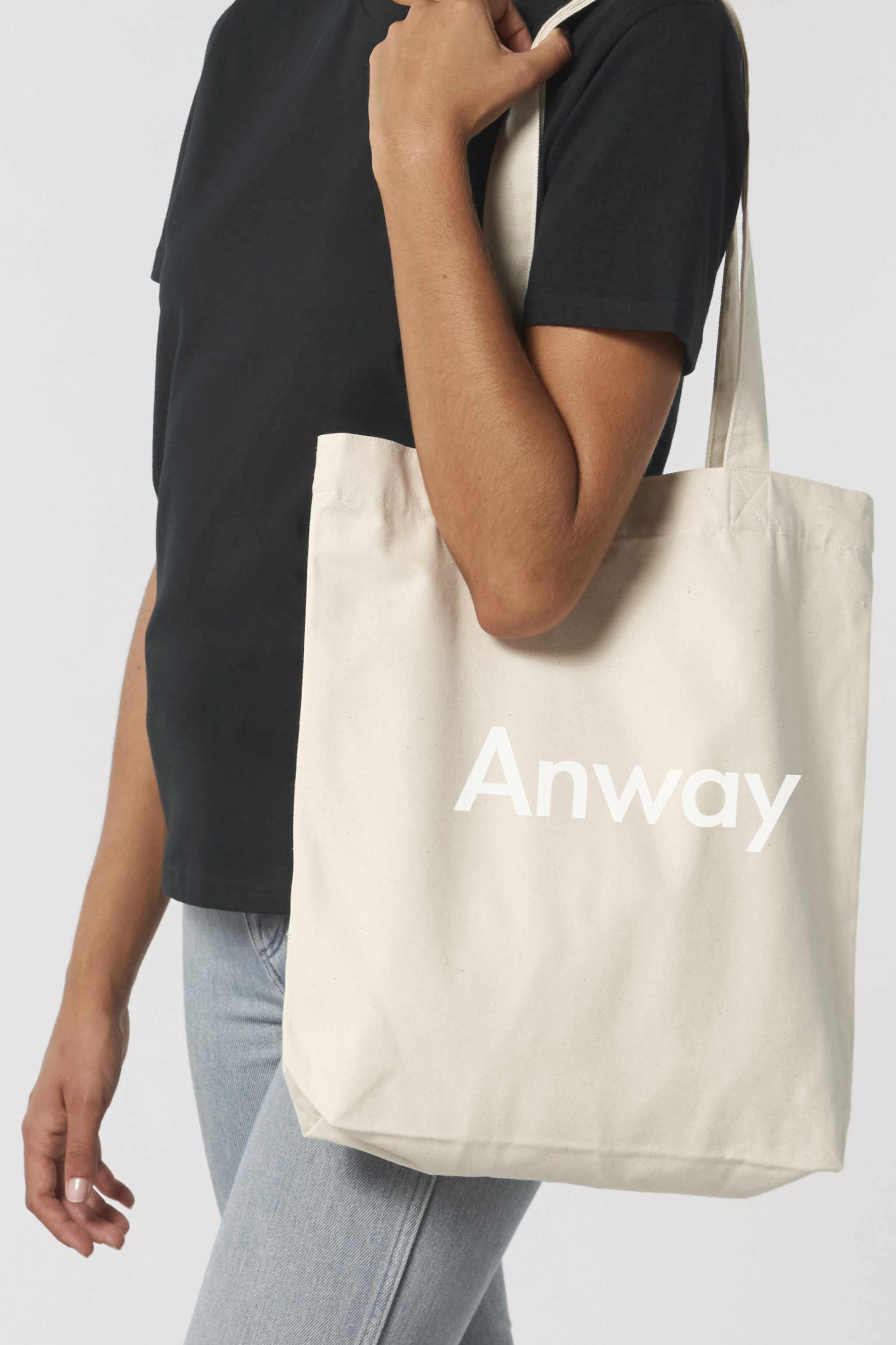 Nachhaltige Tote Bag mit ANWAY-Schriftzug – grosse Stofftasche aus 80% recycelter Baumwolle und 20% recyceltem Polyester, mit langen Henkeln und modernem Schnitt in Black oder Natural Raw.