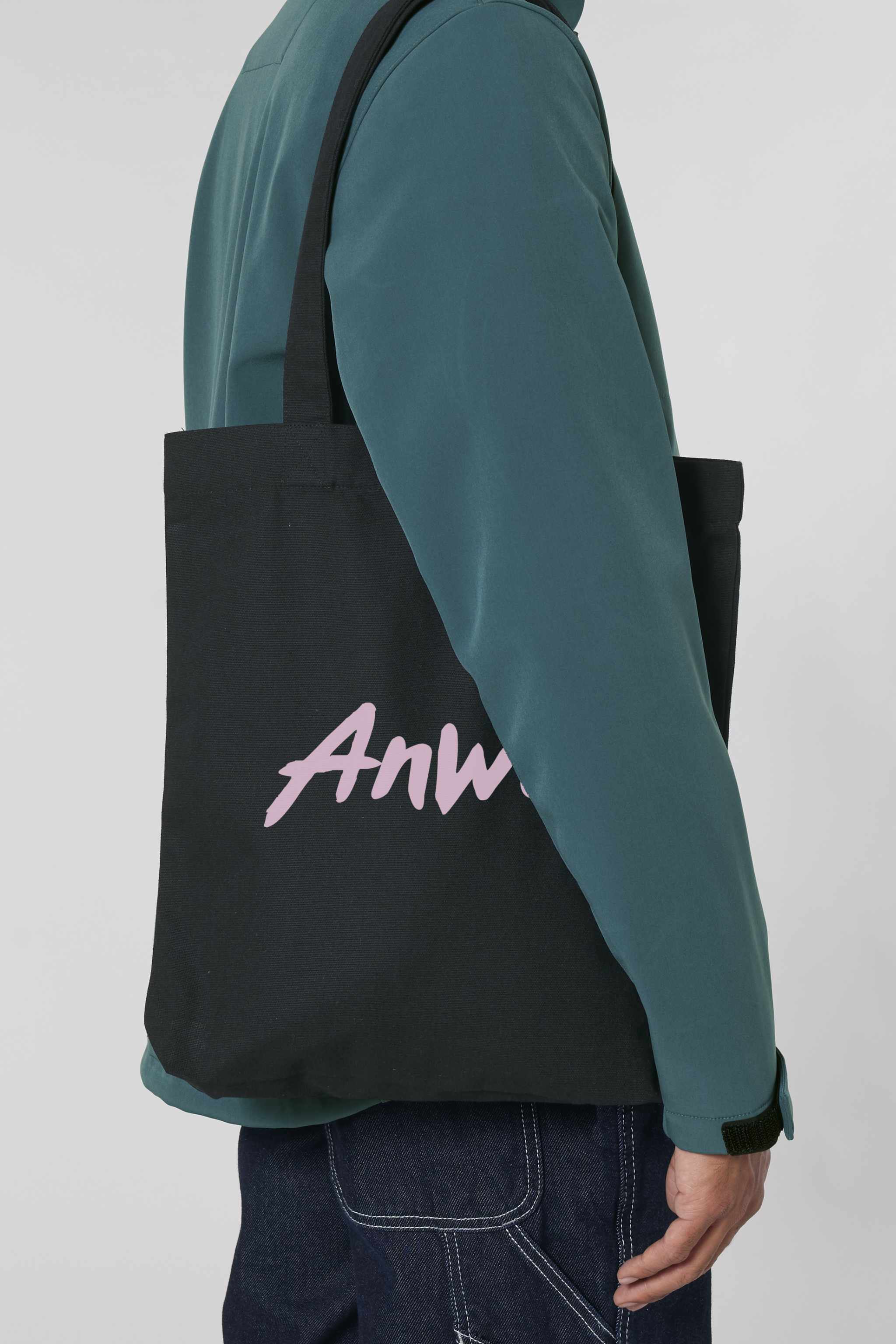 Nachhaltige Tote Bag mit «Anway» Pinsel bzw. Brush Schriftzug – grosse Stofftasche aus 80% recycelter Baumwolle und 20% recyceltem Polyester, mit langen Henkeln und modernem Schnitt in Black oder Natural Raw.