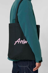 Nachhaltige Tote Bag mit «Anway» Pinsel bzw. Brush Schriftzug – grosse Stofftasche aus 80% recycelter Baumwolle und 20% recyceltem Polyester, mit langen Henkeln und modernem Schnitt in Black oder Natural Raw.