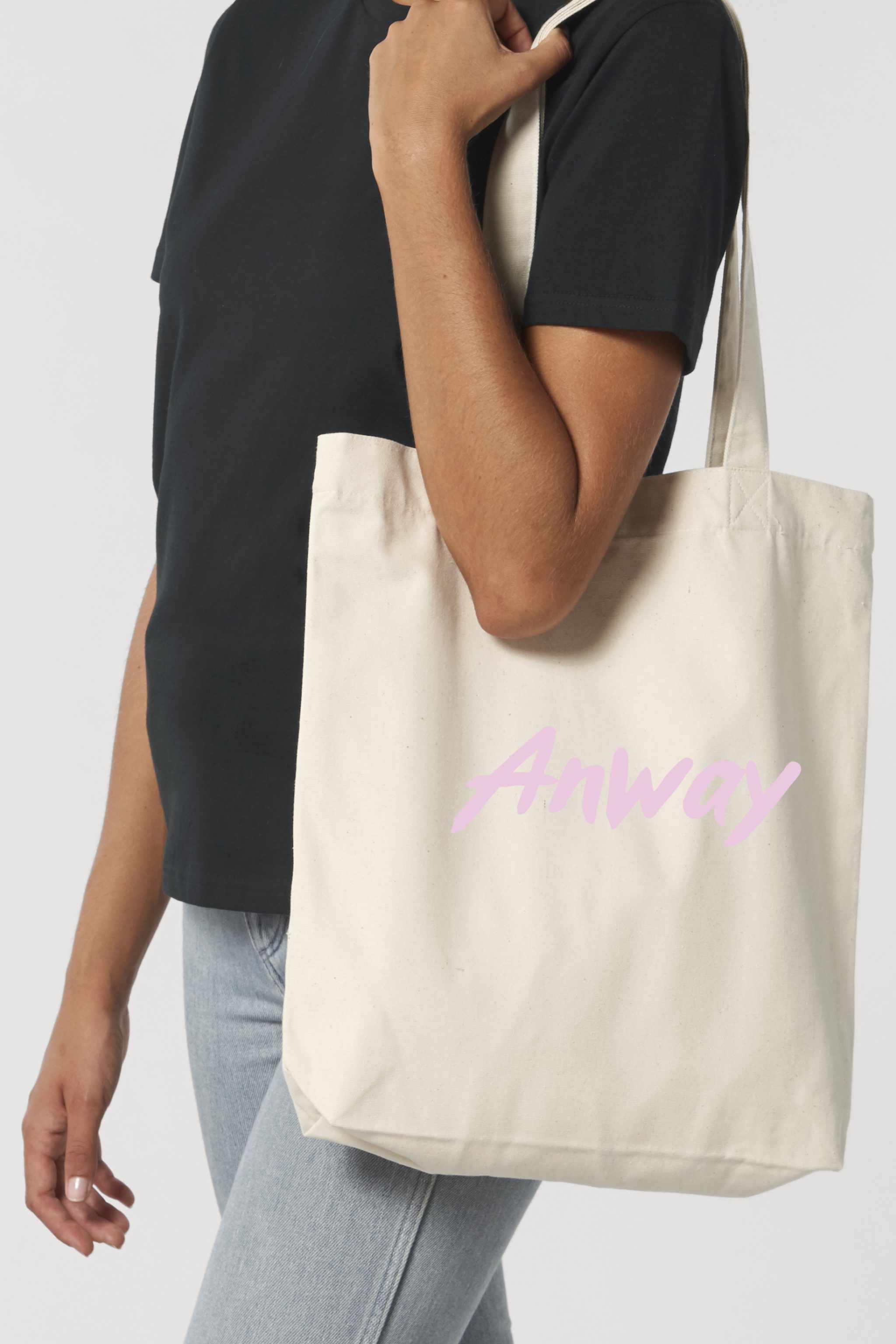 Nachhaltige Tote Bag mit «Anway» Pinsel bzw. Brush Schriftzug – grosse Stofftasche aus 80% recycelter Baumwolle und 20% recyceltem Polyester, mit langen Henkeln und modernem Schnitt in Black oder Natural Raw.