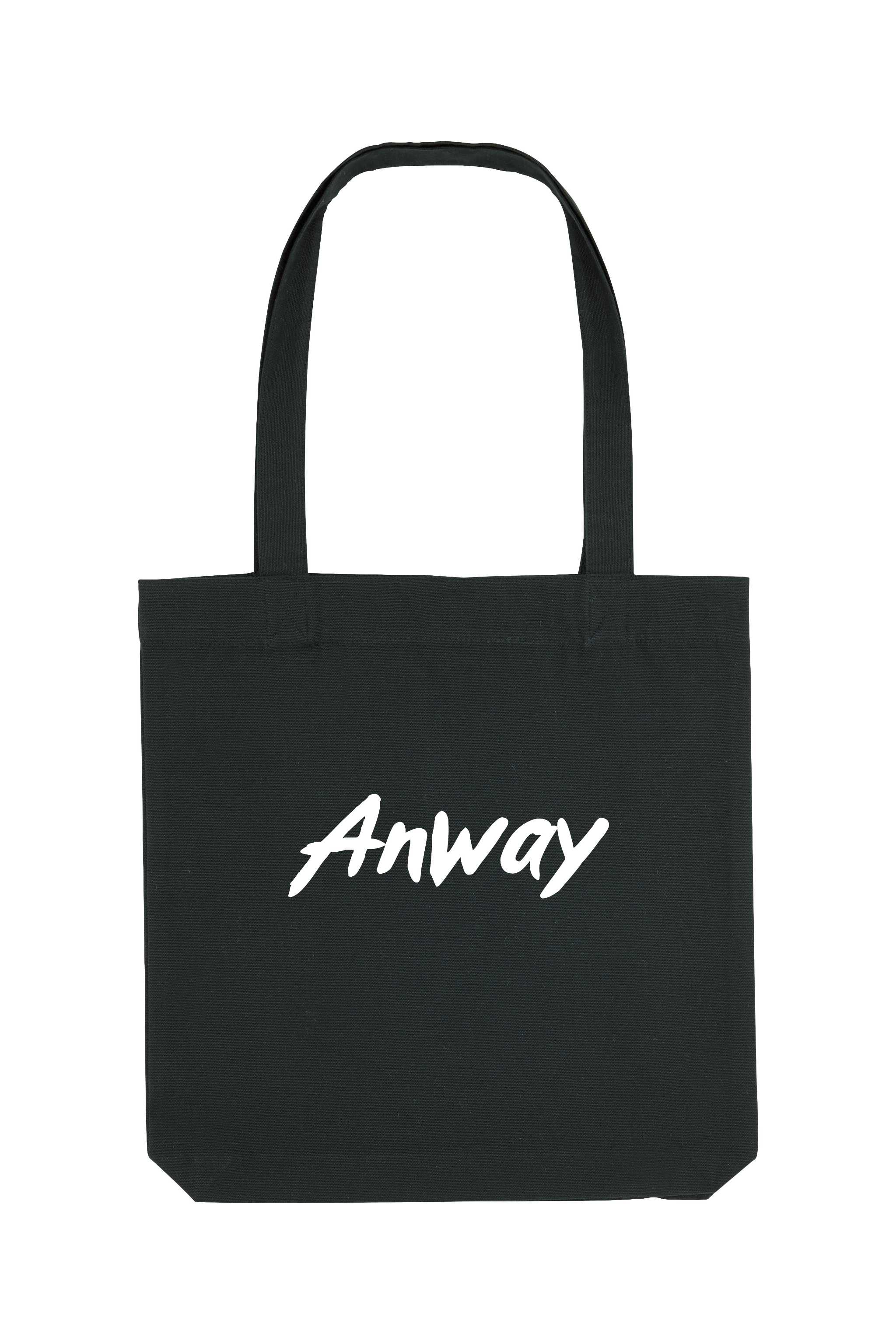 Nachhaltige Tote Bag mit «Anway» Pinsel bzw. Brush Schriftzug – grosse Stofftasche aus 80% recycelter Baumwolle und 20% recyceltem Polyester, mit langen Henkeln und modernem Schnitt in Black oder Natural Raw.