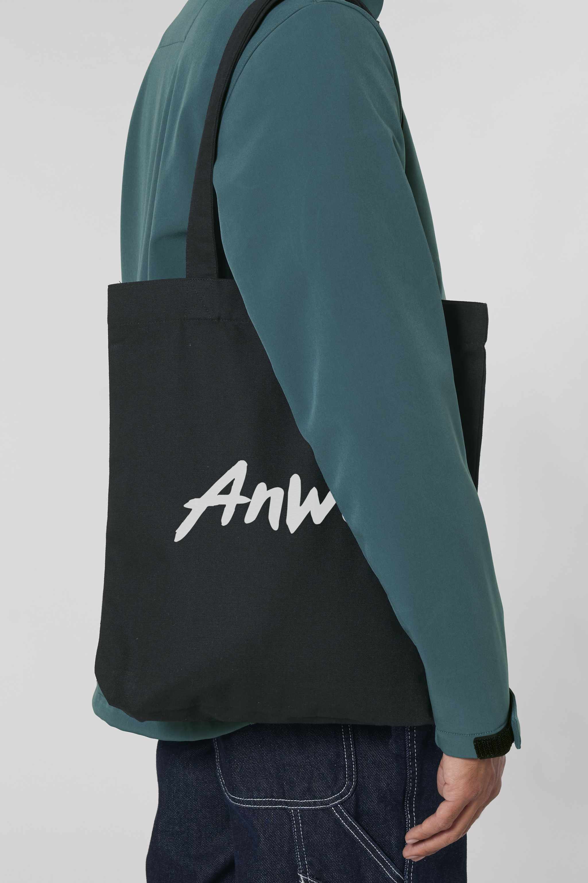 Nachhaltige Tote Bag mit «Anway» Pinsel bzw. Brush Schriftzug – grosse Stofftasche aus 80% recycelter Baumwolle und 20% recyceltem Polyester, mit langen Henkeln und modernem Schnitt in Black oder Natural Raw.