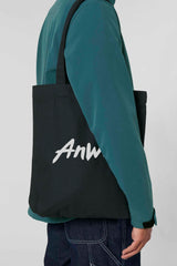 Nachhaltige Tote Bag mit «Anway» Pinsel bzw. Brush Schriftzug – grosse Stofftasche aus 80% recycelter Baumwolle und 20% recyceltem Polyester, mit langen Henkeln und modernem Schnitt in Black oder Natural Raw.