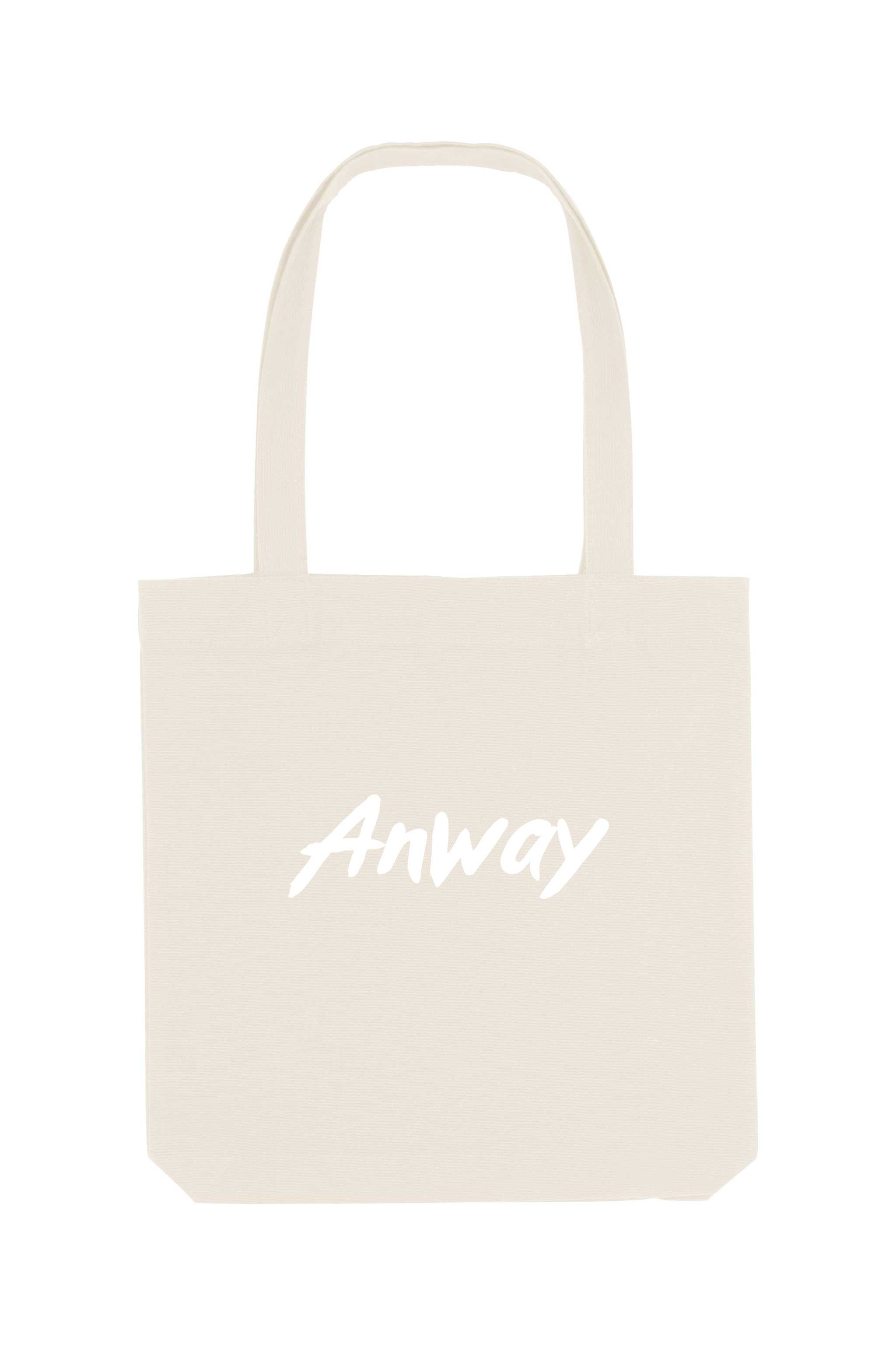 Nachhaltige Tote Bag mit «Anway» Pinsel bzw. Brush Schriftzug – grosse Stofftasche aus 80% recycelter Baumwolle und 20% recyceltem Polyester, mit langen Henkeln und modernem Schnitt in Black oder Natural Raw.