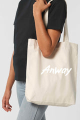 Nachhaltige Tote Bag mit «Anway» Pinsel bzw. Brush Schriftzug – grosse Stofftasche aus 80% recycelter Baumwolle und 20% recyceltem Polyester, mit langen Henkeln und modernem Schnitt in Black oder Natural Raw.