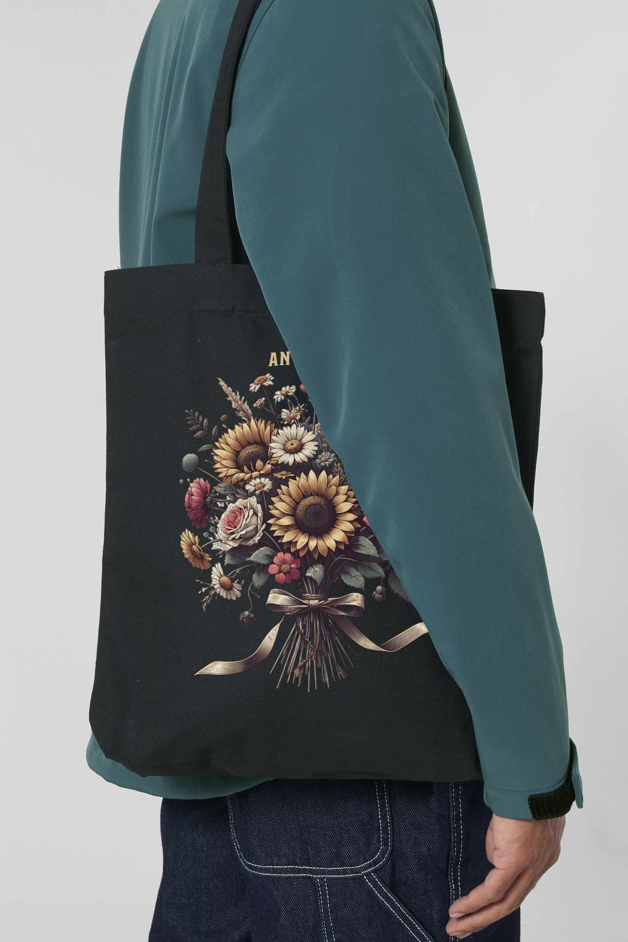 Nachhaltige Tote Bag in Black mit stylischer, floraler Illustration – zeigt einen bunten Blumenstrauss mit dem Schriftzug „ANWAY VIBES“, grosse Stofftasche aus 80% recycelter Baumwolle und 20% recyceltem Polyester, mit langen Henkeln und robustem Schnitt.