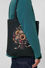 Nachhaltige Tote Bag in Black mit stylischer, floraler Illustration – zeigt einen bunten Blumenstrauss mit dem Schriftzug „ANWAY VIBES“, grosse Stofftasche aus 80% recycelter Baumwolle und 20% recyceltem Polyester, mit langen Henkeln und robustem Schnitt.