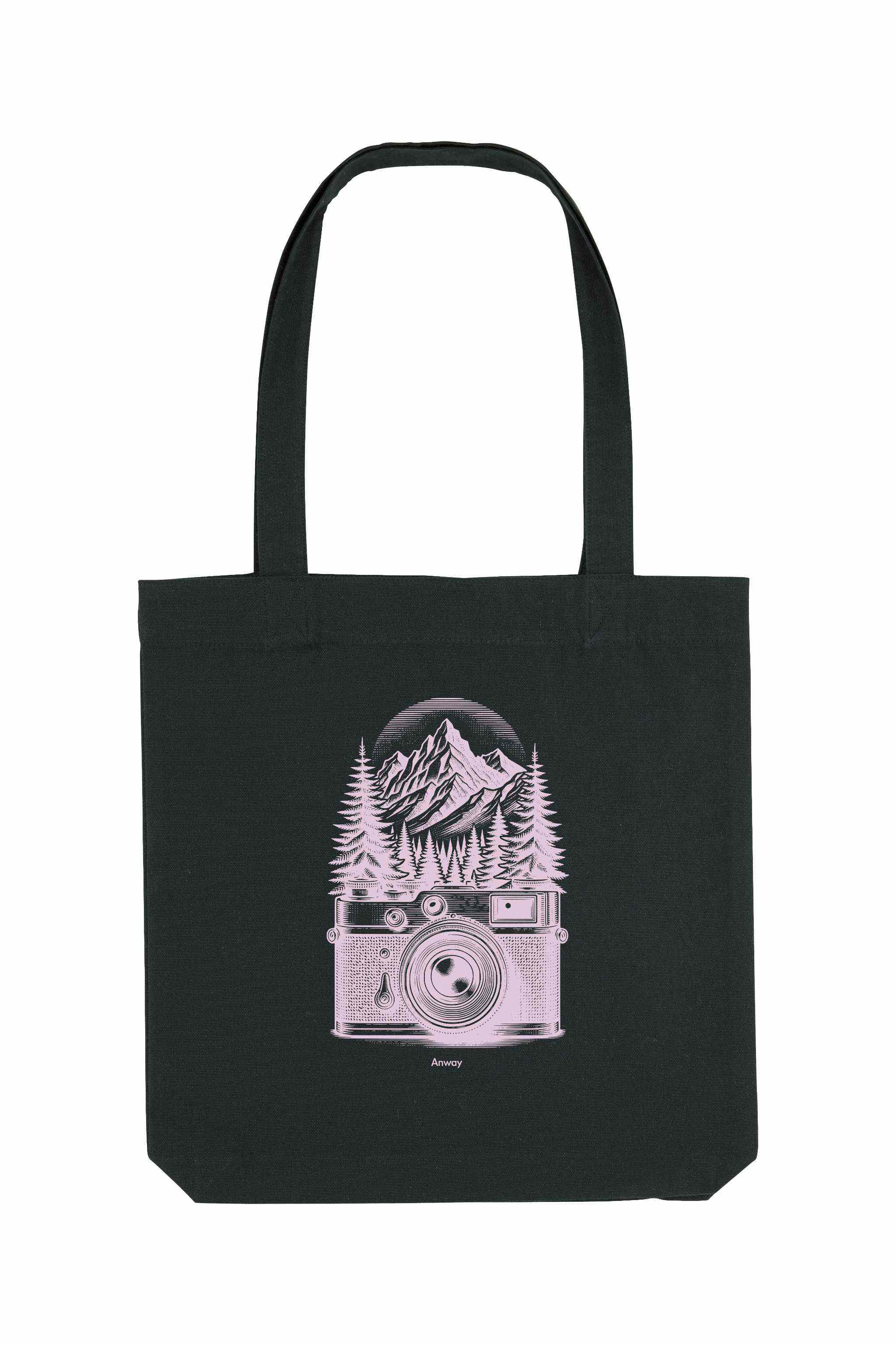 Schwarze Tote Bag mit rosa Vintage-Motiv einer analogen, alten Kamera vor einem Bergpanorama und Tannen – hochwertige Stofftasche aus 80% recycelter Baumwolle und 20% recyceltem Polyester, ideal für Natur- und Fotografie-Liebhaber.