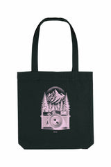 Schwarze Tote Bag mit rosa Vintage-Motiv einer analogen, alten Kamera vor einem Bergpanorama und Tannen – hochwertige Stofftasche aus 80% recycelter Baumwolle und 20% recyceltem Polyester, ideal für Natur- und Fotografie-Liebhaber.