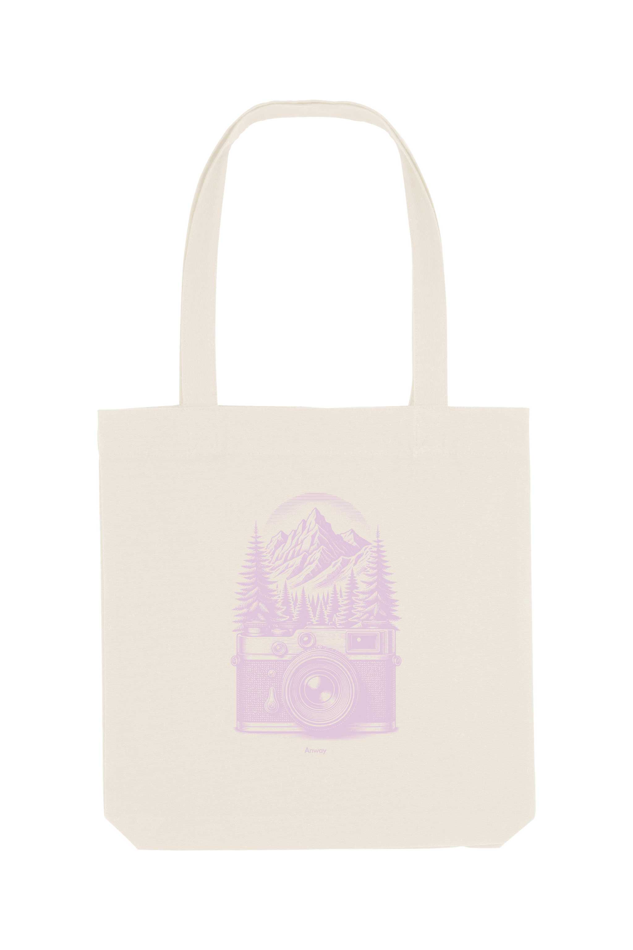 Naturfarbene Tote Bag mit rosa Vintage-Motiv einer analogen, alten Kamera vor einem Bergpanorama und Tannen – hochwertige Stofftasche aus 80% recycelter Baumwolle und 20% recyceltem Polyester, ideal für Natur- und Fotografie-Liebhaber.