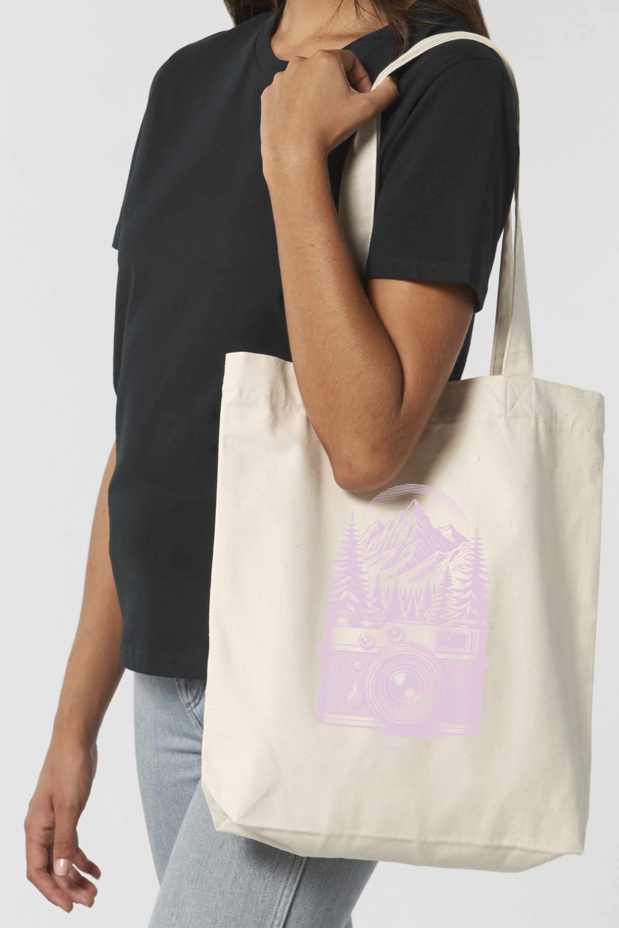 Naturfarbene Tote Bag mit rosa Vintage-Motiv einer analogen, alten Kamera vor einem Bergpanorama und Tannen – hochwertige Stofftasche aus 80% recycelter Baumwolle und 20% recyceltem Polyester, ideal für Natur- und Fotografie-Liebhaber.