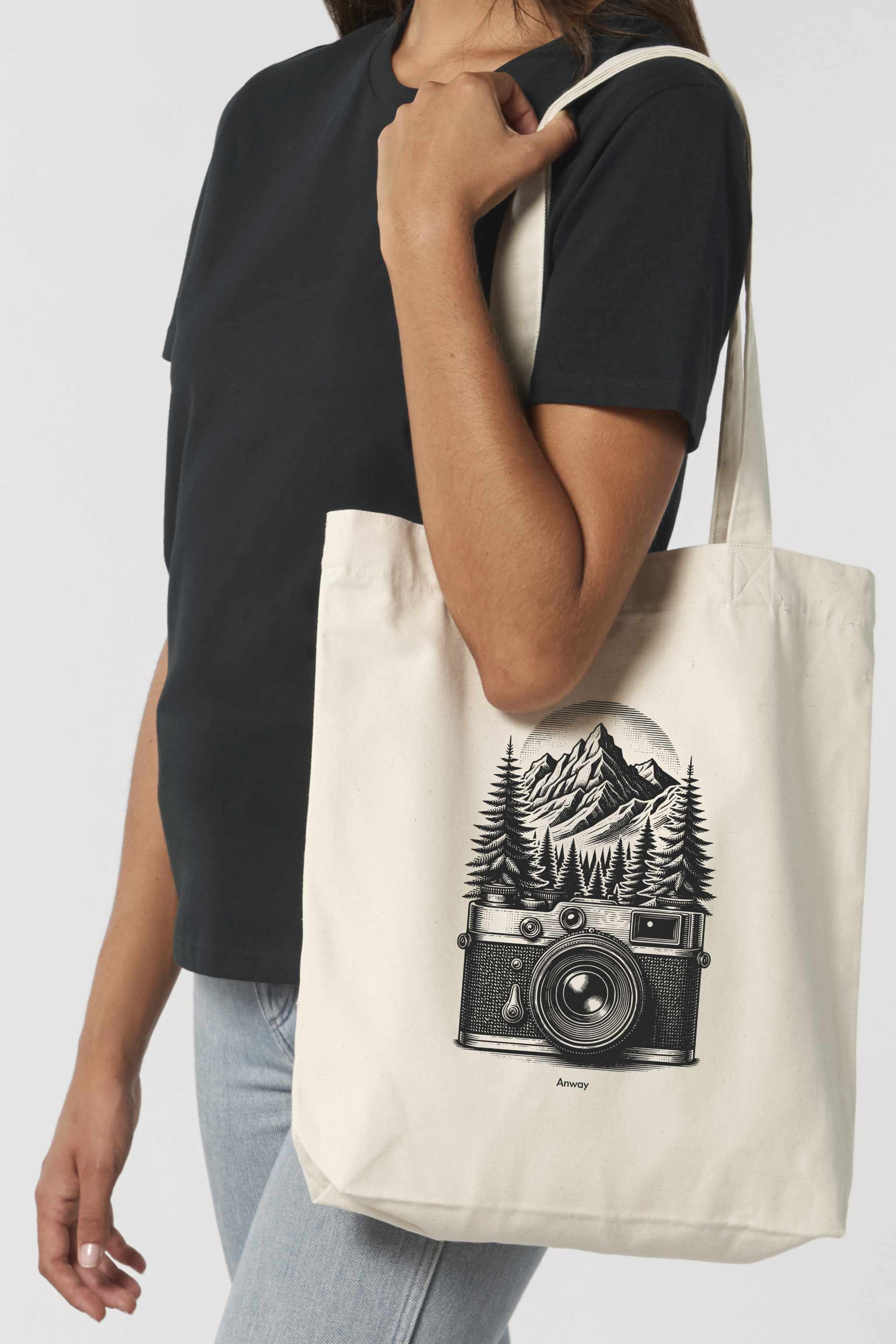Naturfarbene Tote Bag mit schwarzem Vintage-Motiv einer analogen, alten Kamera vor einem Bergpanorama und Tannen – hochwertige Stofftasche aus 80% recycelter Baumwolle und 20% recyceltem Polyester, ideal für Natur- und Fotografie-Liebhaber.