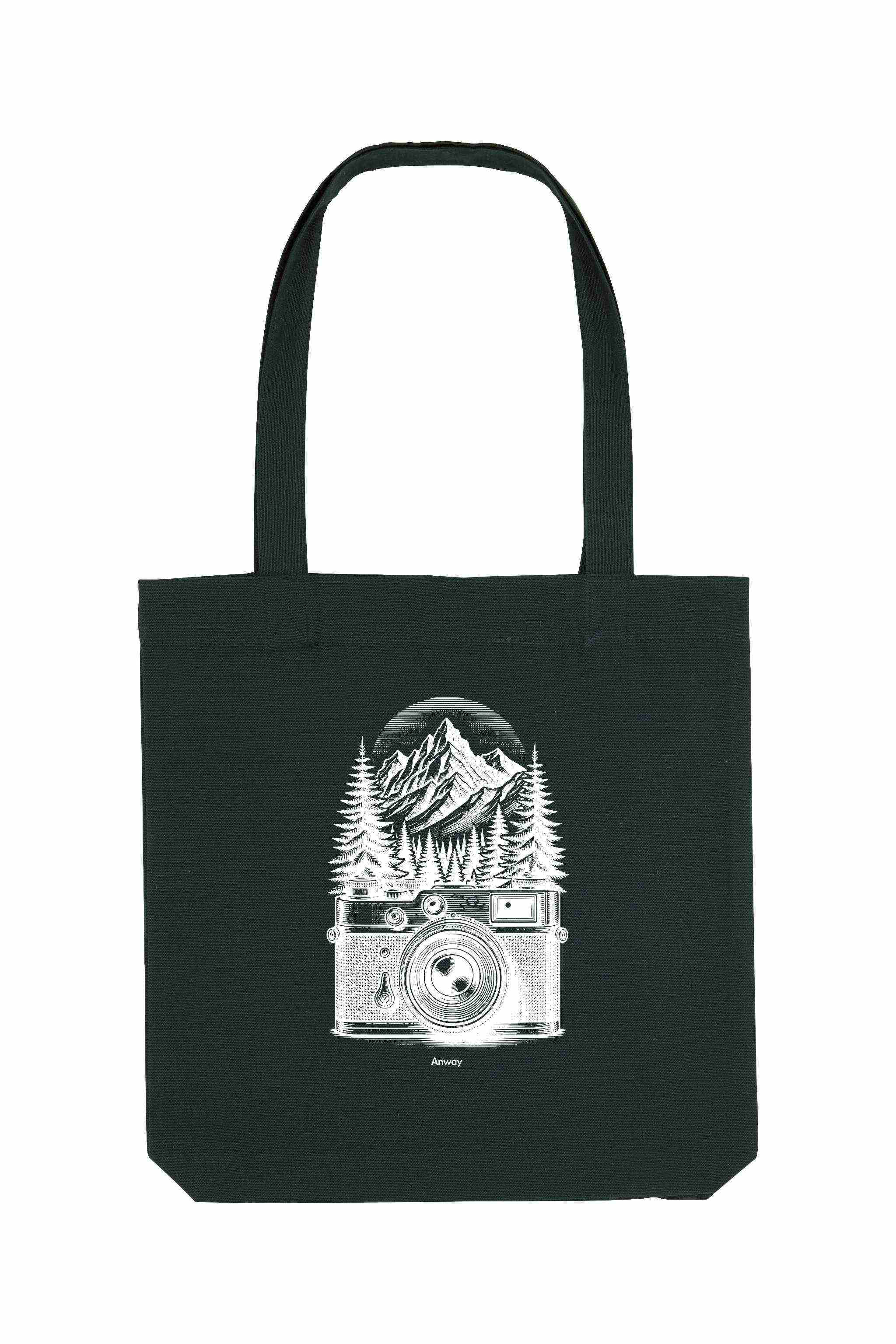 Schwarze Tote Bag mit weissem Vintage-Motiv einer analogen, alten Kamera vor einem Bergpanorama und Tannen – hochwertige Stofftasche aus 80% recycelter Baumwolle und 20% recyceltem Polyester, ideal für Natur- und Fotografie-Liebhaber.