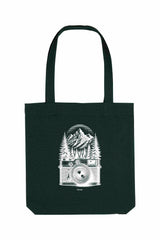 Schwarze Tote Bag mit weissem Vintage-Motiv einer analogen, alten Kamera vor einem Bergpanorama und Tannen – hochwertige Stofftasche aus 80% recycelter Baumwolle und 20% recyceltem Polyester, ideal für Natur- und Fotografie-Liebhaber.
