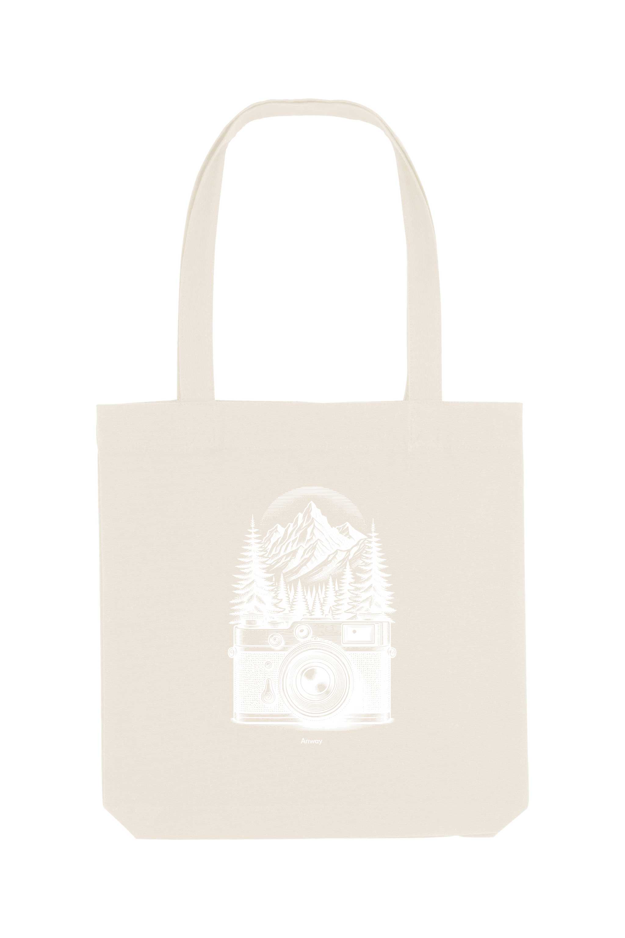 Naturfarbene Tote Bag mit weissem Vintage-Motiv einer analogen, alten Kamera vor einem Bergpanorama und Tannen – hochwertige Stofftasche aus 80% recycelter Baumwolle und 20% recyceltem Polyester, ideal für Natur- und Fotografie-Liebhaber.