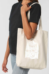 Naturfarbene Tote Bag mit weissem Vintage-Motiv einer analogen, alten Kamera vor einem Bergpanorama und Tannen – hochwertige Stofftasche aus 80% recycelter Baumwolle und 20% recyceltem Polyester, ideal für Natur- und Fotografie-Liebhaber.
