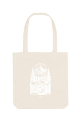 Naturfarbene Tote Bag mit weissem Vintage-Motiv einer analogen, alten Kamera vor einem Bergpanorama und Tannen – hochwertige Stofftasche aus 80% recycelter Baumwolle und 20% recyceltem Polyester, ideal für Natur- und Fotografie-Liebhaber.