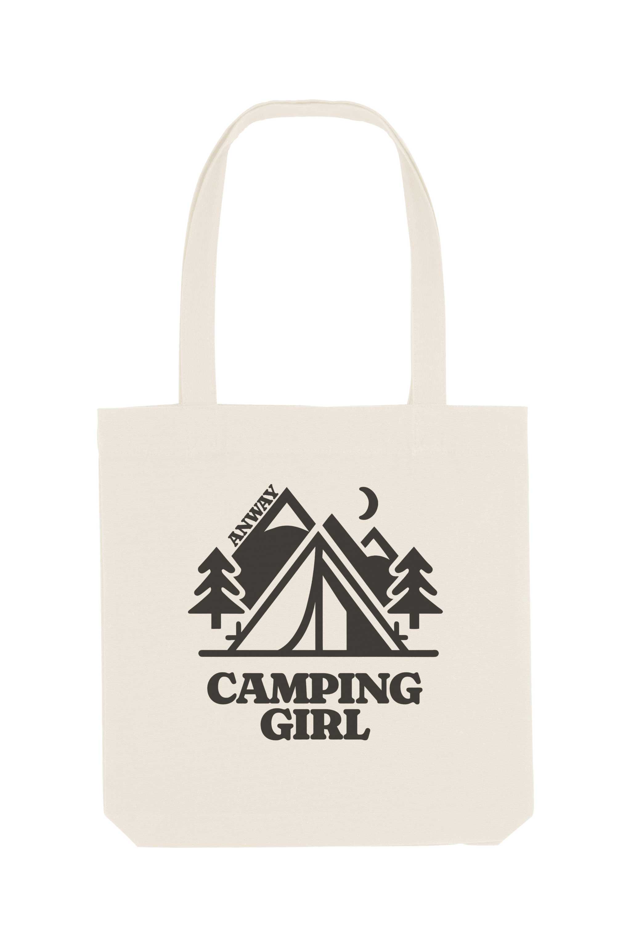 Naturfarbene Tote Bag mit schwarzem Print „CAMPING GIRL“ – Zeltmotiv mit Bergen, Tannen und Mond – grosse Stofftasche aus 80% recycelter Baumwolle und 20% recyceltem Polyester, ideal für Outdoor-Fans und Naturliebhaberinnen.