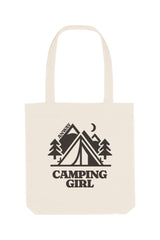 Naturfarbene Tote Bag mit schwarzem Print „CAMPING GIRL“ – Zeltmotiv mit Bergen, Tannen und Mond – grosse Stofftasche aus 80% recycelter Baumwolle und 20% recyceltem Polyester, ideal für Outdoor-Fans und Naturliebhaberinnen.
