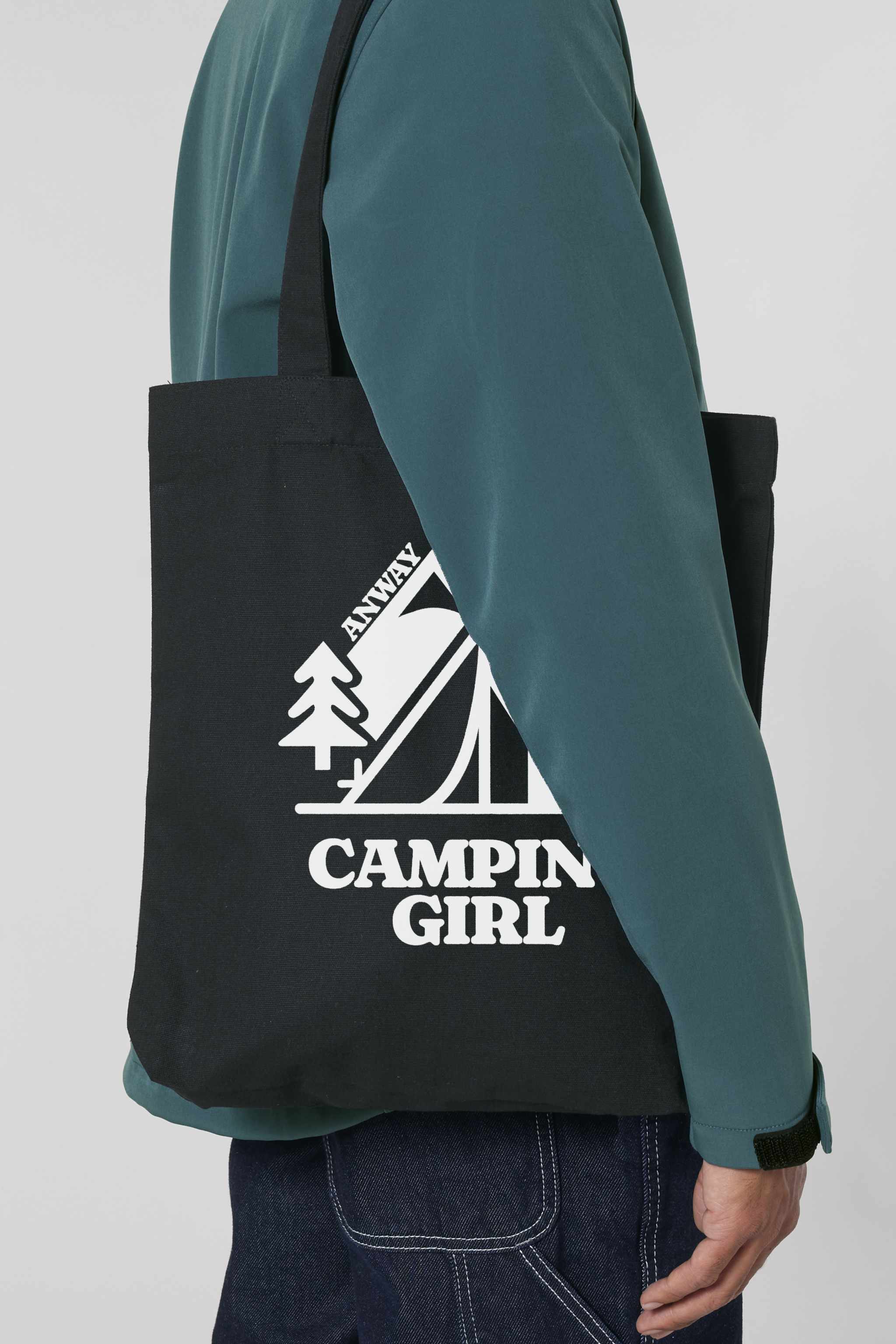 Schwarze Tote Bag mit weissem Print „CAMPING GIRL“ – Zeltmotiv mit Bergen, Tannen und Mond – grosse Stofftasche aus 80% recycelter Baumwolle und 20% recyceltem Polyester, ideal für Outdoor-Fans und Naturliebhaberinnen.