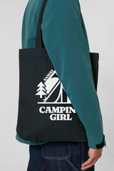 Schwarze Tote Bag mit weissem Print „CAMPING GIRL“ – Zeltmotiv mit Bergen, Tannen und Mond – grosse Stofftasche aus 80% recycelter Baumwolle und 20% recyceltem Polyester, ideal für Outdoor-Fans und Naturliebhaberinnen.