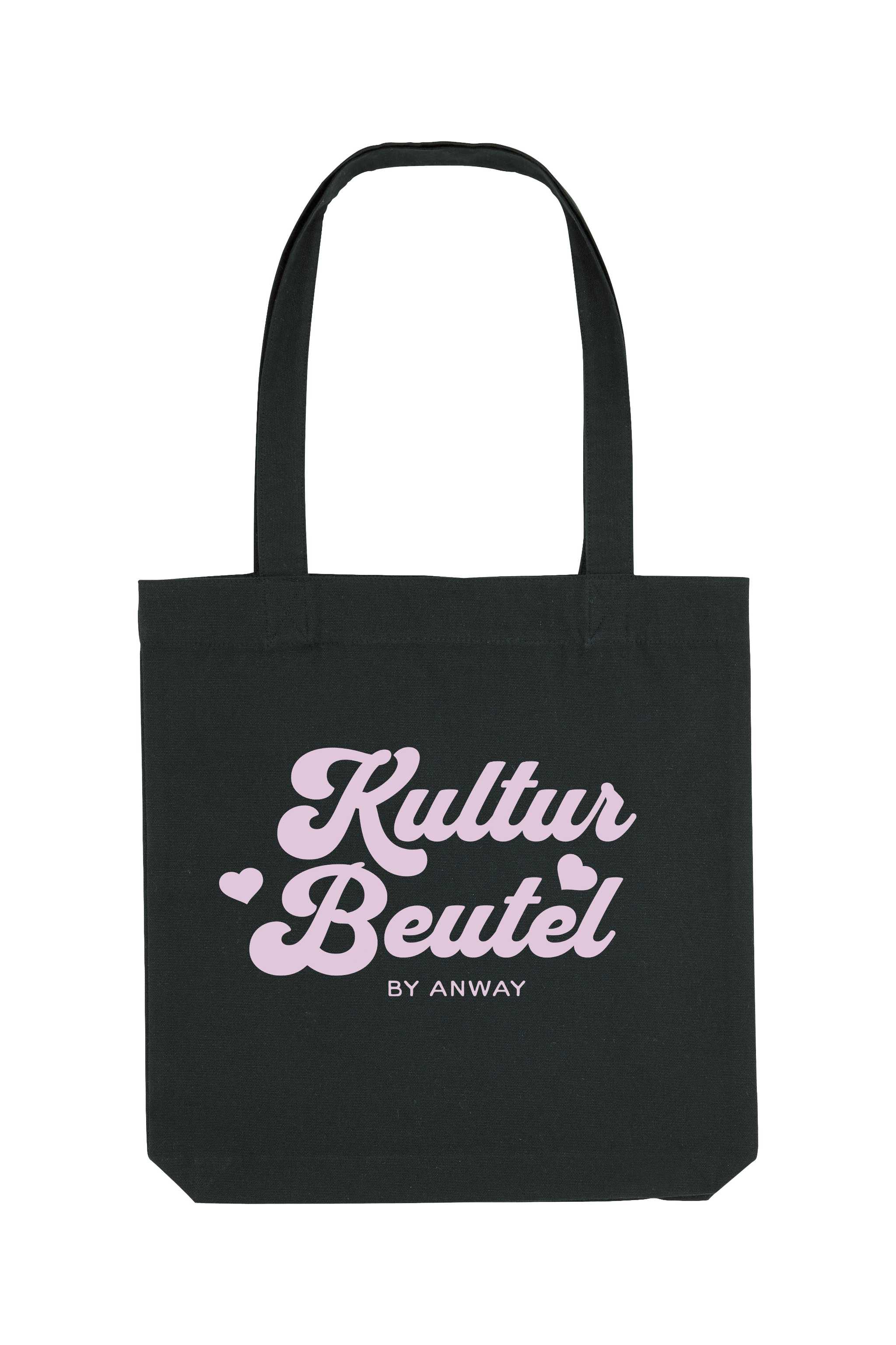 Schwarze Tote Bag mit weissem oder rosa Retro-Schriftzug „Kultur Beutel BY ANWAY“, grosse Stofftasche aus 80% recycelter Baumwolle und 20% recyceltem Polyester, mit langen Henkeln und robustem Schnitt – ideal als stylischer Alltagsbegleiter.