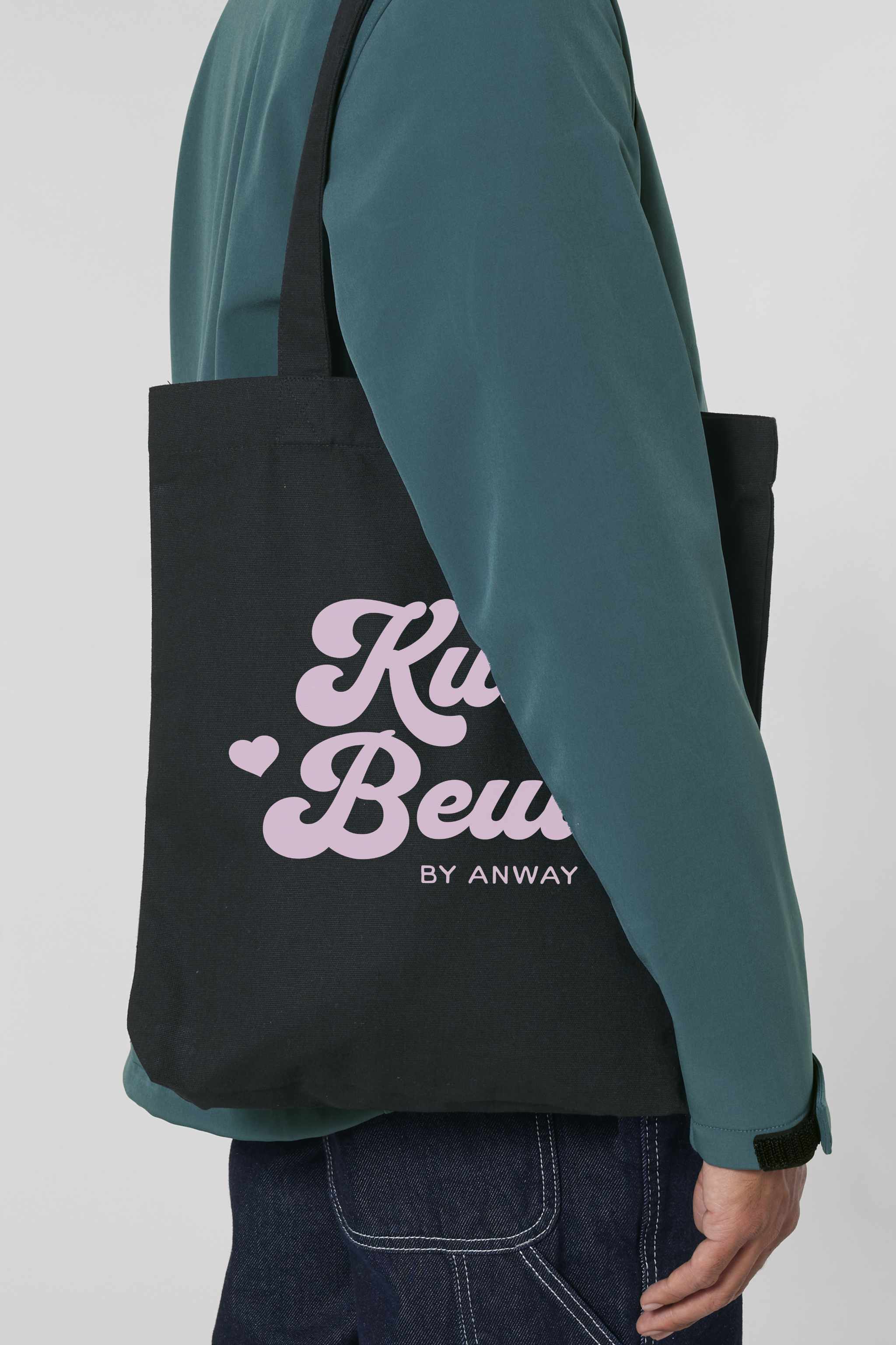 Schwarze Tote Bag mit weissem oder rosa Retro-Schriftzug „Kultur Beutel BY ANWAY“, grosse Stofftasche aus 80% recycelter Baumwolle und 20% recyceltem Polyester, mit langen Henkeln und robustem Schnitt – ideal als stylischer Alltagsbegleiter.
