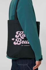 Schwarze Tote Bag mit weissem oder rosa Retro-Schriftzug „Kultur Beutel BY ANWAY“, grosse Stofftasche aus 80% recycelter Baumwolle und 20% recyceltem Polyester, mit langen Henkeln und robustem Schnitt – ideal als stylischer Alltagsbegleiter.