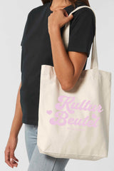 Naturfarbene Tote Bag mit schwarzem oder rosa Retro-Schriftzug „Kultur Beutel BY ANWAY“, grosse Stofftasche aus 80% recycelter Baumwolle und 20% recyceltem Polyester, mit langen Henkeln und robustem Schnitt – ideal als stylischer Alltagsbegleiter.
