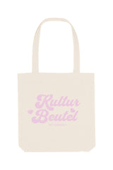 Naturfarbene Tote Bag mit schwarzem oder rosa Retro-Schriftzug „Kultur Beutel BY ANWAY“, grosse Stofftasche aus 80% recycelter Baumwolle und 20% recyceltem Polyester, mit langen Henkeln und robustem Schnitt – ideal als stylischer Alltagsbegleiter.