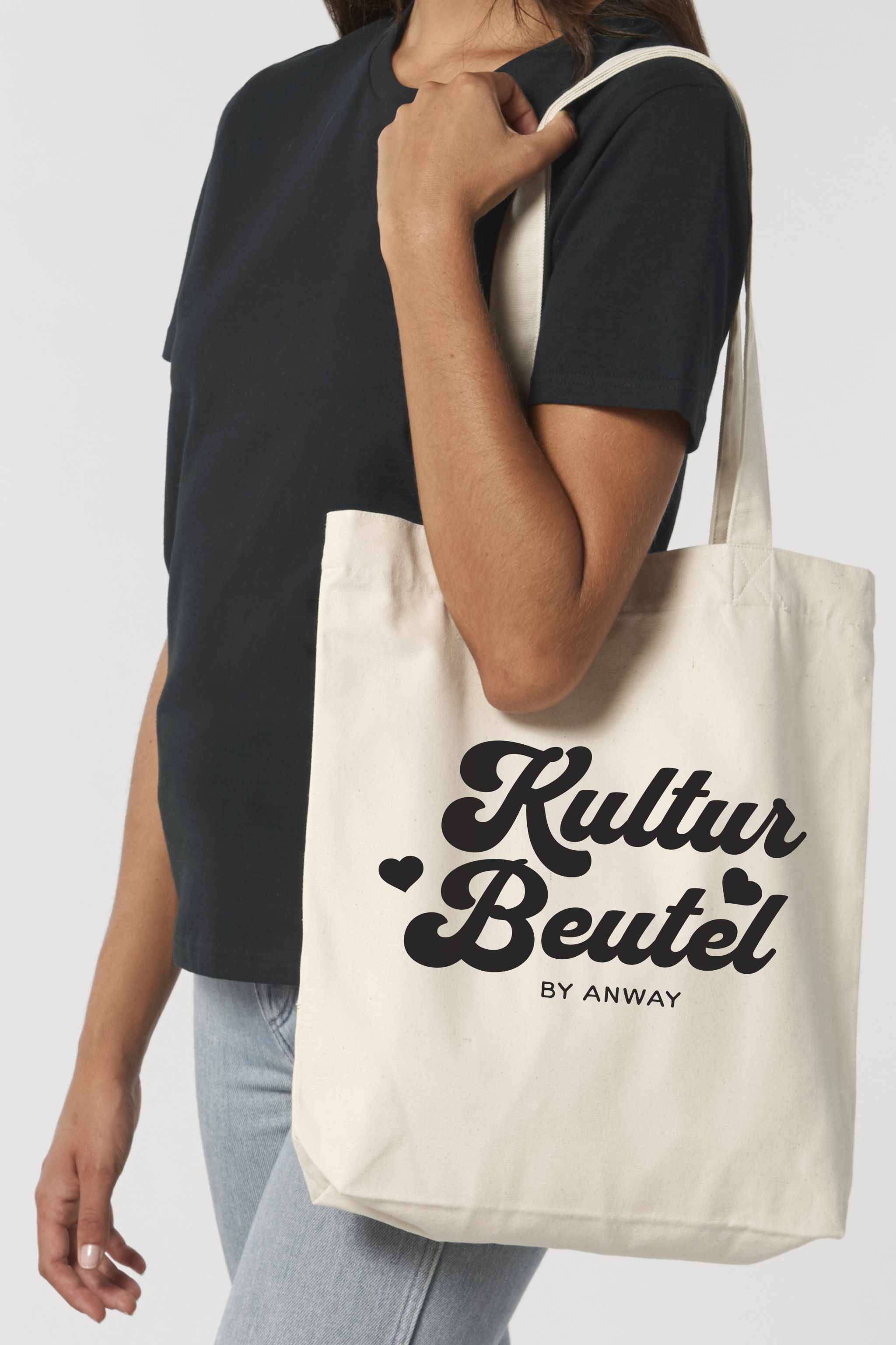 Naturfarbene Tote Bag mit schwarzem oder rosa Retro-Schriftzug „Kultur Beutel BY ANWAY“, grosse Stofftasche aus 80% recycelter Baumwolle und 20% recyceltem Polyester, mit langen Henkeln und robustem Schnitt – ideal als stylischer Alltagsbegleiter.
