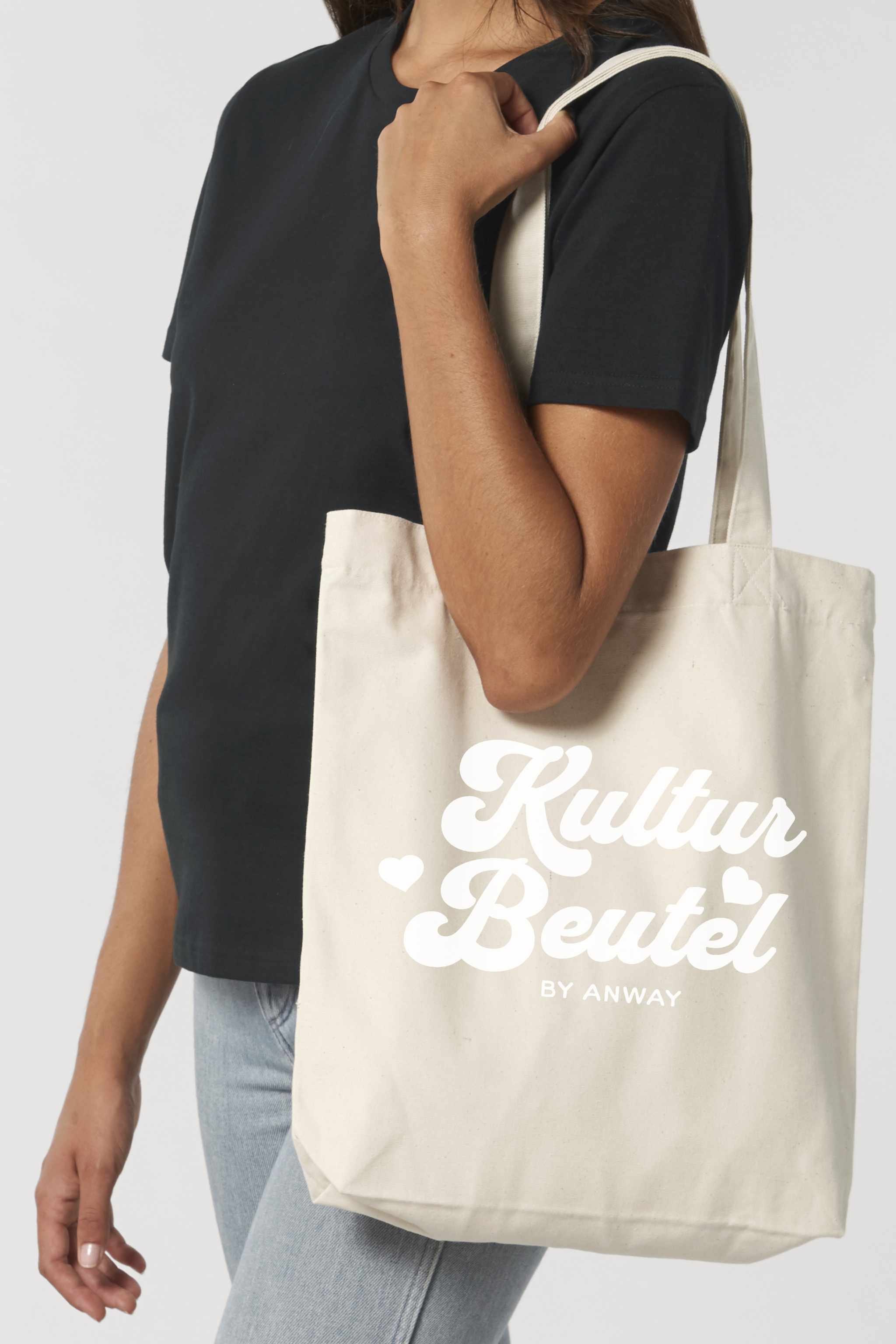 Naturfarbene Tote Bag mit schwarzem oder rosa Retro-Schriftzug „Kultur Beutel BY ANWAY“, grosse Stofftasche aus 80% recycelter Baumwolle und 20% recyceltem Polyester, mit langen Henkeln und robustem Schnitt – ideal als stylischer Alltagsbegleiter.