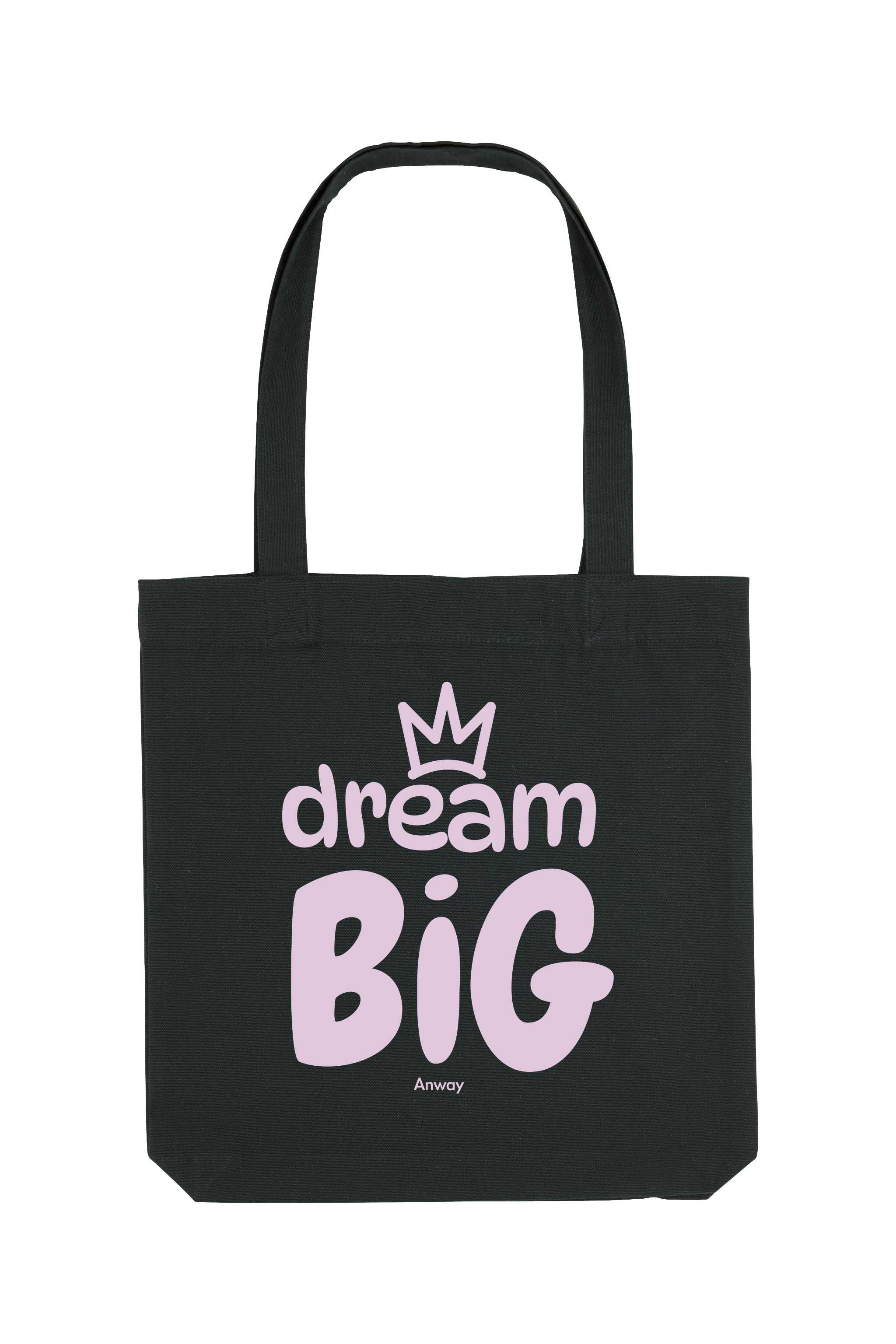 Schwarze Tote Bag mit rosa Aufdruck „dream BIG“ und kleiner Krone über dem Schriftzug – stilvolles Statement-Piece aus 80% recycelter Baumwolle und 20% recyceltem Polyester, fair produziert.