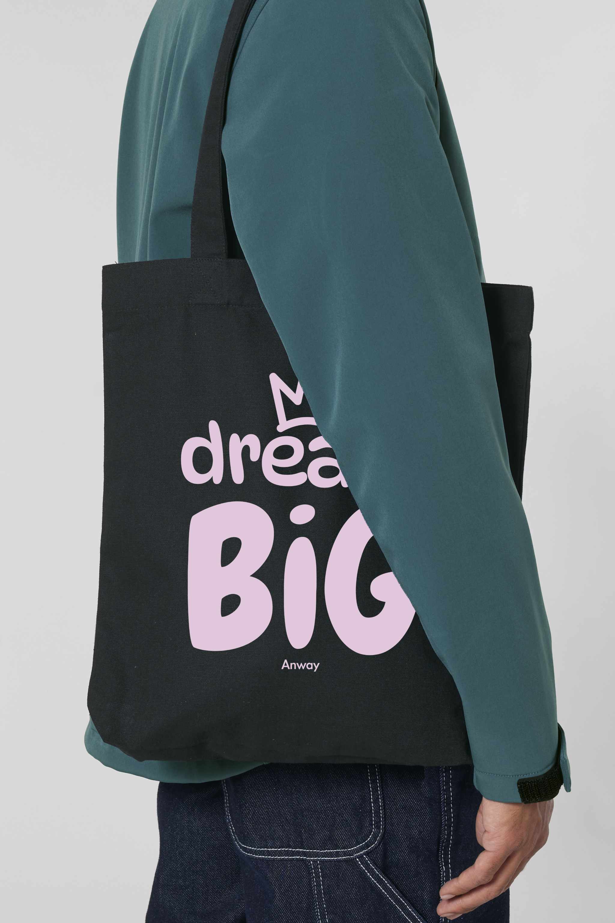 Schwarze Tote Bag mit rosa Aufdruck „dream BIG“ und kleiner Krone über dem Schriftzug – stilvolles Statement-Piece aus 80% recycelter Baumwolle und 20% recyceltem Polyester, fair produziert.