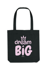 Schwarze Tote Bag mit rosa Aufdruck „dream BIG“ und kleiner Krone über dem Schriftzug – stilvolles Statement-Piece aus 80% recycelter Baumwolle und 20% recyceltem Polyester, fair produziert.