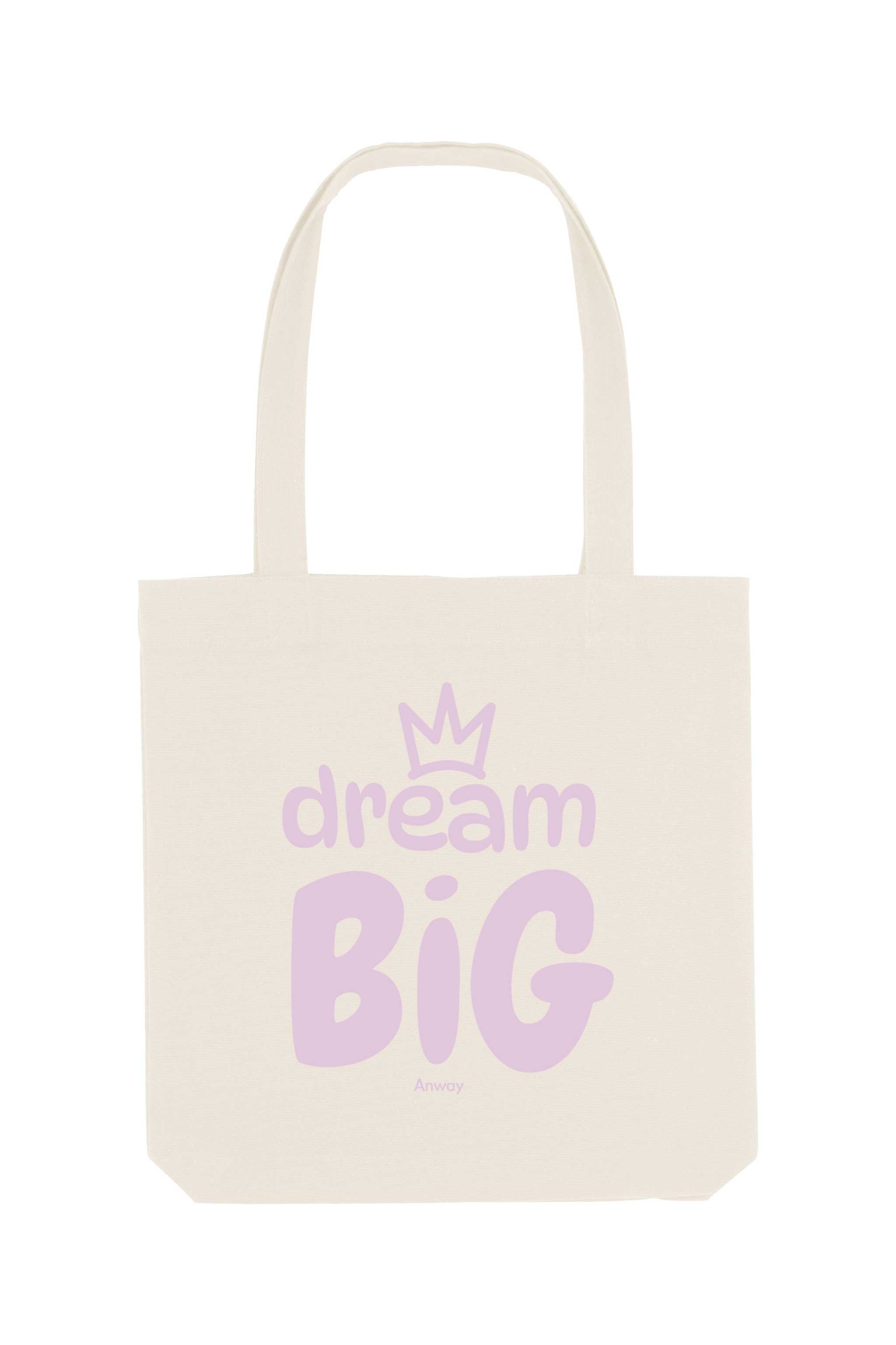 Naturfarbene Tote Bag mit rosa Aufdruck „dream BIG“ und kleiner Krone über dem Schriftzug – stilvolles Statement-Piece aus 80% recycelter Baumwolle und 20% recyceltem Polyester, fair produziert.